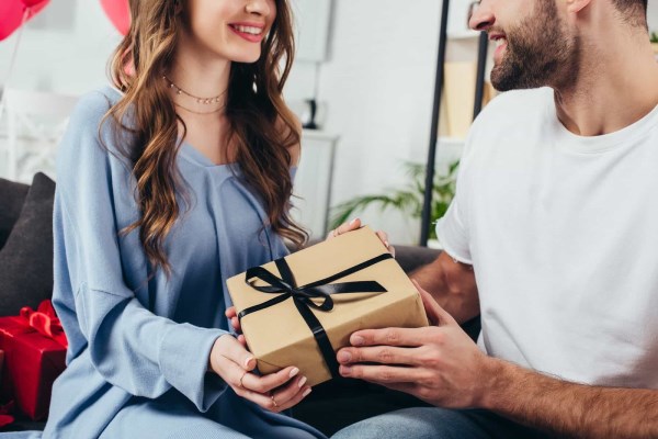 10 پیشنهاد عاشقانه و خاص برای کادوی دخترانه