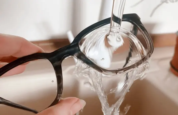 آیا شیشه پاک کن برای تمیز کردن عینک مناسب است؟