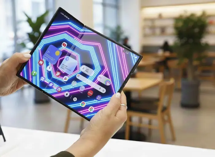 طراحی سهتاشو Z Trifold و صفحهنمایش بزرگ