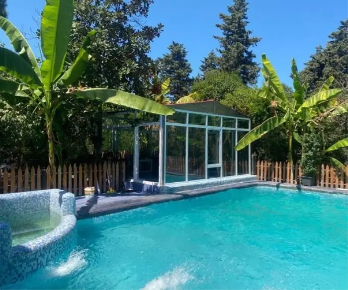 ویلای استخردار یا سوئیت ساحلی؟ راهنمای انتخاب اقامتگاه بر اساس سلیقه و بودجه