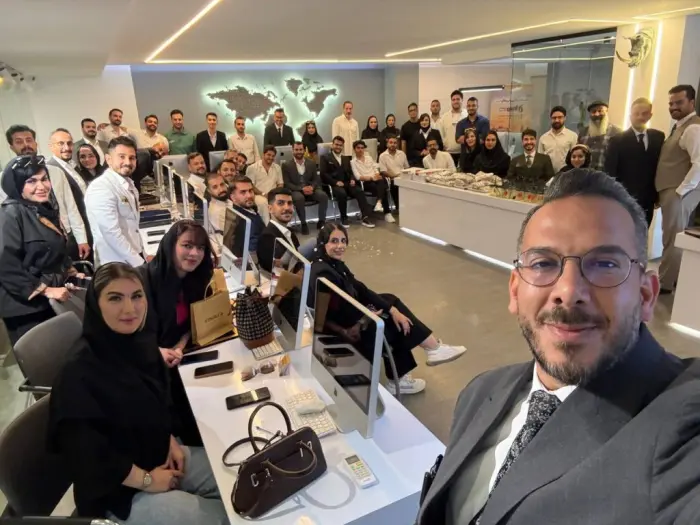 علی کاظمینی: رهبر بازار املاک شیراز و مدیر توانمند املاک روما؛ معماری نوین در مشاوره املاک (تحلیل جامع)